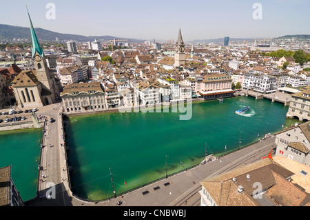 Orizzontale di un ampio angolo di visione attraverso Lindenhof, lo storico riva occidentale del fiume Limmat nel centro di Zurigo in una giornata di sole Foto Stock