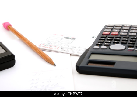Sommando le spese mensili per la contabilità di casa. Una matita calcolatrice e documenti cartacei. isolato su bianco. Foto Stock