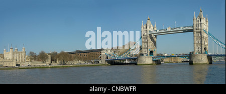 La Torre di Londra e al Tower Bridge attraverso il fiume Tamigi, Londra Foto Stock