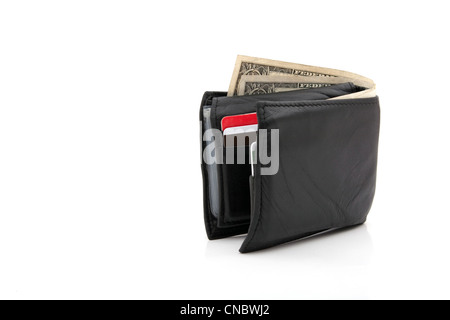 Un nero portafoglio in pelle con un paio di dollari e un mazzo di carte di credito isolato su bianco. Foto Stock