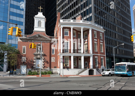 Il Santuario di Santa Elizabeth Ann Seton accanto alla storica James Watson House di Lower Manhattan a New York City. Foto Stock