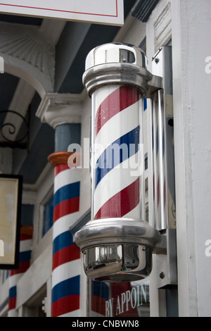 Un antico barbiere pole con rosso e strisce blu. Foto Stock