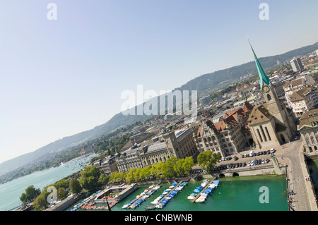 Orizzontale di ampio angolo di vista aerea attraverso il centro storico di Zurigo su una luminosa giornata di sole. Foto Stock