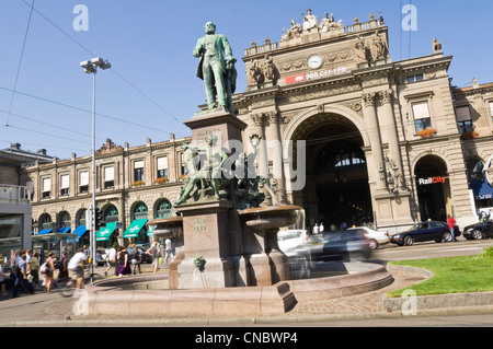 In orizzontale ampia angolazione di Bahnhofplatz con Richard Kissling è un monumento al Zürich Hauptbahnhof Zurigo stazione principale. Foto Stock