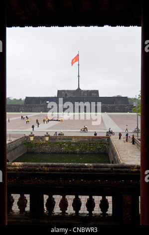 Vista verticale della bandiera di aka Torre del re cavaliere presso la cittadella imperiale di Hue, Vietnam Foto Stock