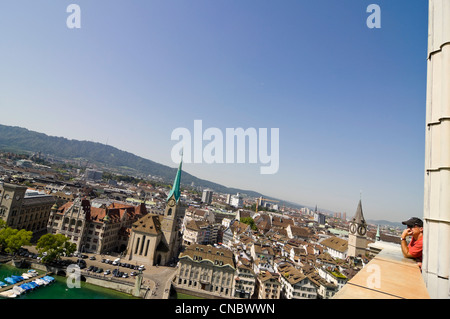 Orizzontale ampia antenna angolo di un turista godendo la vista sul centro storico di Zurigo su una luminosa giornata di sole. Foto Stock