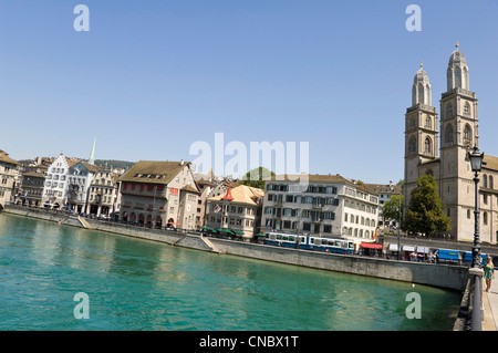 In orizzontale ampia angolazione del prominente punto di riferimento Grossmünster, grande Minster chiesa, a Zurigo la altstadt in una giornata di sole. Foto Stock