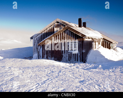 Coperta di neve norvegese baita di montagna gestito da il DNT, il norvegese associazione trekking Foto Stock
