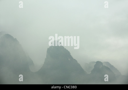 Formazioni carsiche vicino al fiume li su un nebbioso giorno Foto Stock