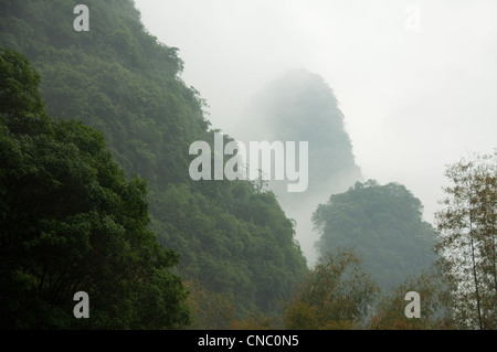 Formazioni carsiche su un nebbioso giorno Foto Stock