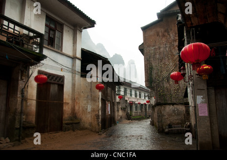 Formazioni carsiche poggiando su Xingping villaggio su un nebbioso giorno, Cina Foto Stock