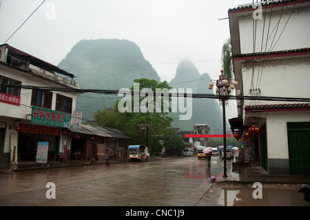 Formazioni carsiche poggiando su xingping villaggio su un nebbioso giorno Foto Stock