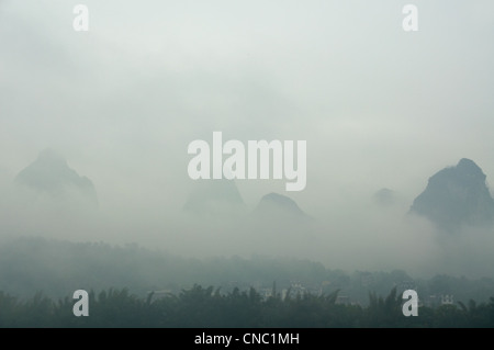 Formazioni carsiche su un nebbioso giorno vicino al fiume Li e Yangshuo, Guilin, provincia di Guangxi, Cina del Sud Foto Stock