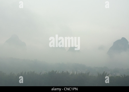 Formazioni carsiche su un nebbioso giorno vicino al fiume Li e Yangshuo Foto Stock