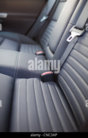 Auto moderna interni (SHALLOW DOF - messa a fuoco selettiva; dai toni di colore immagine) Foto Stock