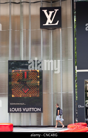 Di Singapore, Orchard Road, ION Orchard, centro commerciale aperto nel 2009, un negozio Louis Vuitton, marchio fondata nel 1854 da Louis Foto Stock