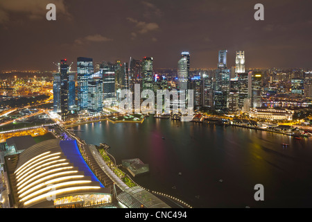 Singapore, Marina Bay, il quartiere centrale degli affari e il centro commerciale Shoppes, visto dal SkyPark di Marina Bay Sands Foto Stock