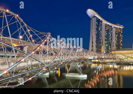 Singapore, Marina Bay, Helix Bridge e il Marina Bay Sands Hotel inaugurato nel 2010, progettato da architetto Moshe Safdie per 4.5 Foto Stock