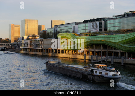 Francia, Parigi, Quai d'Austerlitz, Cite de la Mode et du Design, edifici industriali degli ex magazzini Generaux rinnovato Foto Stock