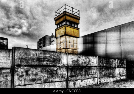 Una torre di guardia presso il Muro di Berlino in Germania Foto Stock