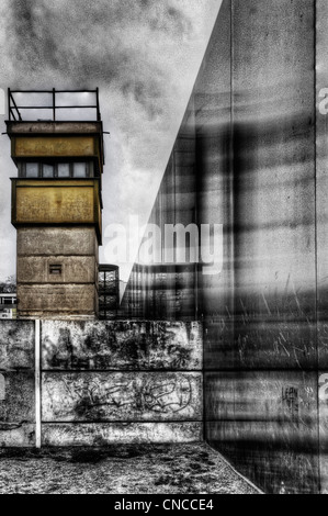 Una torre di guardia presso il Muro di Berlino in Germania Foto Stock