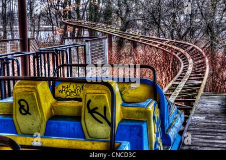 Un abbandonato roller coaster presso il parco di divertimenti nel Parco Treptower (aka Spreepark) nella ex Berlino Est Foto Stock