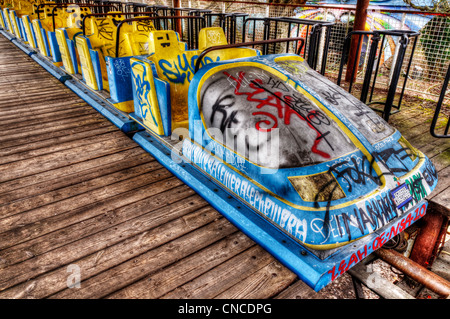 Un abbandonato roller coaster treno nel parco di divertimenti nel Parco Treptower (aka Spreepark) nella ex Berlino Est Foto Stock