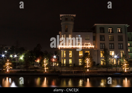 Luci di Natale di notte sul Woodlands Waterway a Woodlands, Texas. Foto Stock