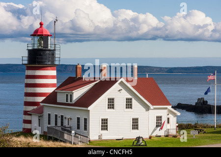 West Quoddy Head Lighthouse a Lubec, Maine, costruito nel 1808 (e sostituito nel 1831 e nuovamente nel 1858) alla Baia di Passamaquoddy. Foto Stock