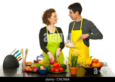 Coppia felice cucinare insieme e una conversazione contro uno sfondo bianco Foto Stock