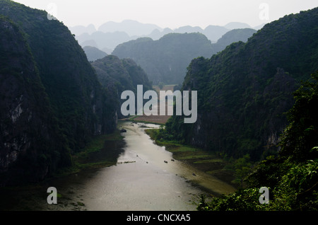 Tam Quoc o tre grotte. La Ong Dong galleggia sul Fiume attraverso tre grotte nel calcare vietnamita paesaggio di montagna. Foto Stock