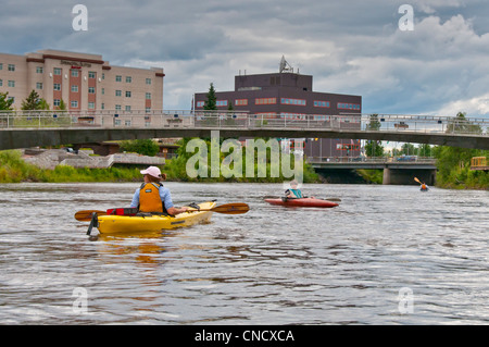 Famiglia kayak il fiume Chena a Fairbanks, Interior Alaska, estate Foto Stock