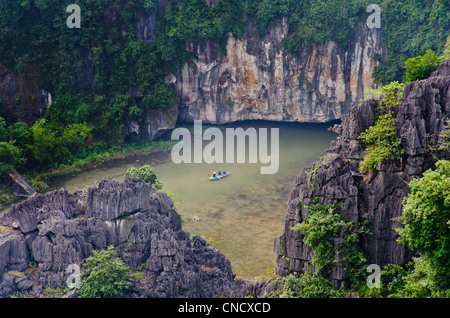 Tam Quoc o tre grotte. La Ong Dong galleggia sul Fiume attraverso tre grotte nel calcare vietnamita paesaggio di montagna. Foto Stock