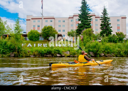 Kayaker maschio paddling il fiume Chena a Fairbanks, Interior Alaska, estate Foto Stock