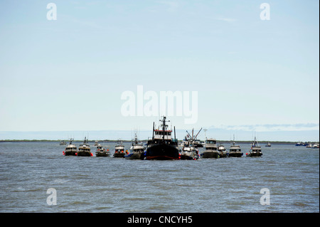 Reti barche di linea fino a un bando di gara per consegnare il Salmone Sockeye Ugashik nella baia di Bristol Bay, Alaska Foto Stock