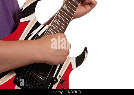 Primo piano di un mans mani strimpella una chitarra elettrica isolate su uno sfondo bianco. Foto Stock