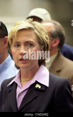 NY il senatore Hillary Rodham Clinton tiene una conferenza stampa di fronte al New York Stock Exchange Foto Stock