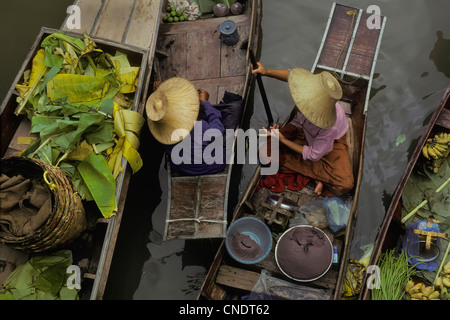 Mercato galleggiante, Damnern Saduak, vicino a Bangkok, in Thailandia Foto Stock