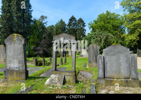 Tre tombe sul cimitero; una pietra è mancante e può essere guardato attraverso. Foto Stock