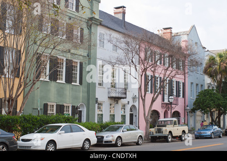 Rainbow fila lungo la East Bay st. Charleston South Carolina USA Foto Stock