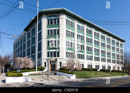 Il punto di riferimento la vita dei risparmiatori edificio, ora convertito in condomini in Port Chester, New York. Foto Stock