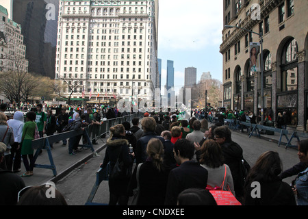 La gente e la folla si raduna in Manhattan, New York City per la festa di San Patrizio Parade Foto Stock