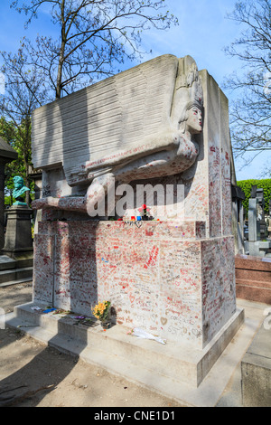 La tomba di Oscar Wilde dello scultore Jacob Epstein nel cimitero di Père Lachaise, Parigi Foto Stock