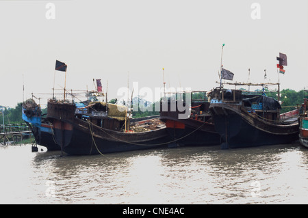 Il traffico nella Padma (Fiume Gange) e fiume Jamuna (Brahmaputra) è ricco e vitale per il Bangladesh la vita quotidiana Foto Stock