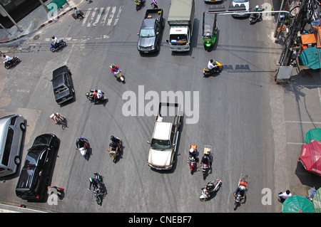 Il traffico sulla giunzione Ratchaprarop Road, Ratchathewi District, Bangkok, Thailandia Foto Stock