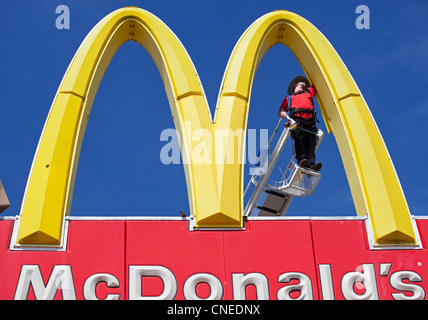 Detroit, Michigan - un lavoratore ripara un McDonald's "Golden Arches segno. Foto Stock