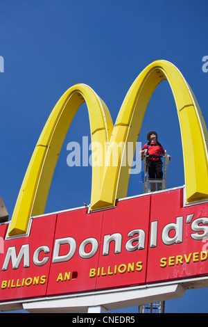 Detroit, Michigan - un lavoratore ripara un McDonald's "Golden Arches segno. Foto Stock