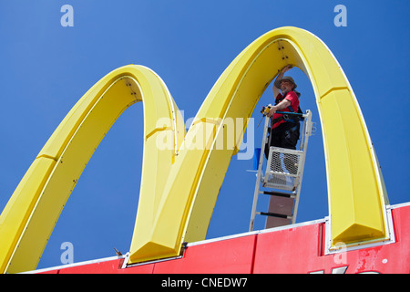 Detroit, Michigan - un lavoratore ripara un McDonald's "Golden Arches segno. Foto Stock