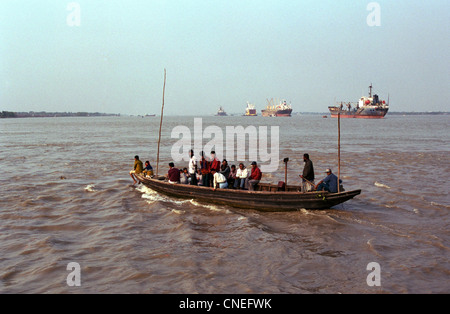 Una nave traghetto che trasportano persone a Dacha Foto Stock