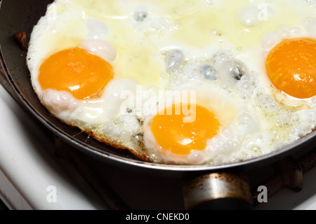 Pentola piena di le uova strapazzate in padella Foto Stock
